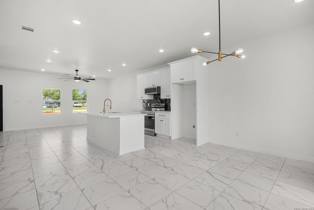 15242 Oak St, Lytle, TX 78052