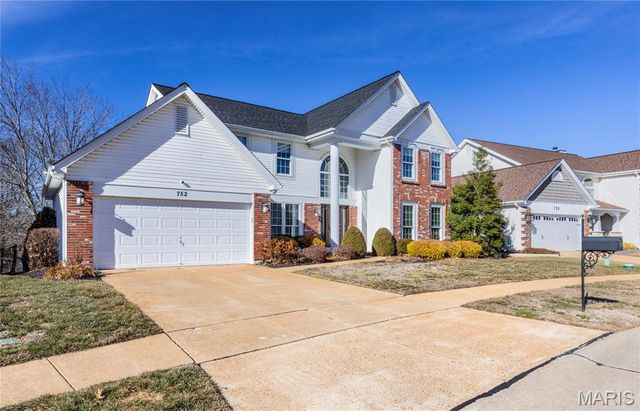 752 Charleston Oaks Drive, Ballwin, MO 63021