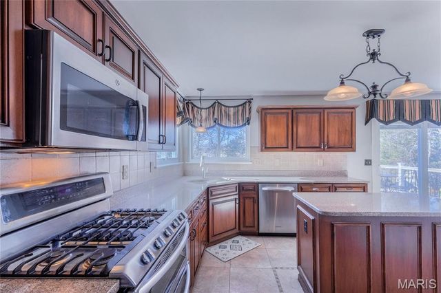 752 Charleston Oaks Drive, Ballwin, MO 63021