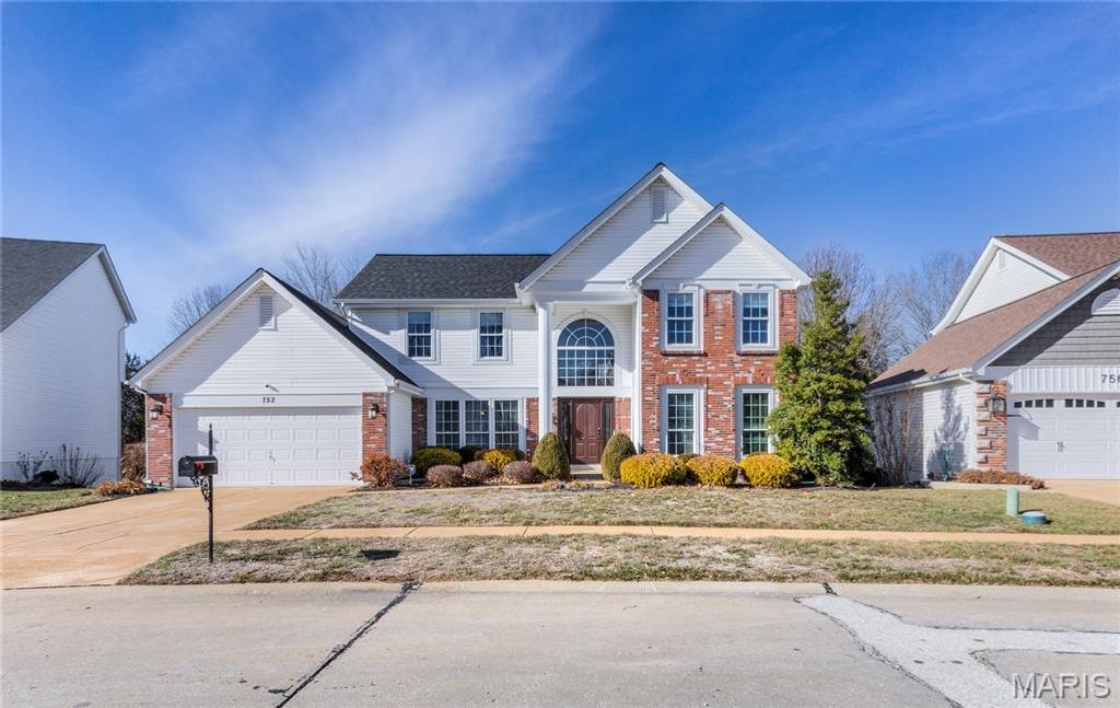 752 Charleston Oaks Drive, Ballwin, MO 63021