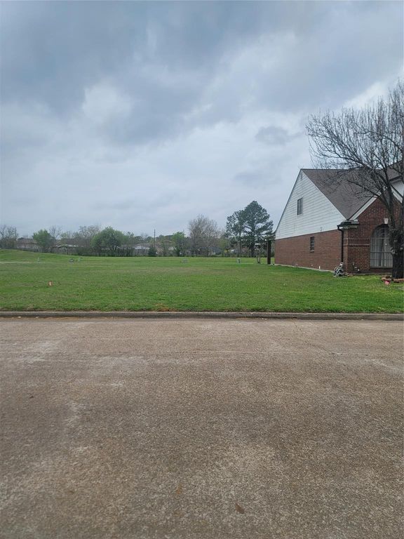 7727 Green Lawn Drive, Houston, TX 77088