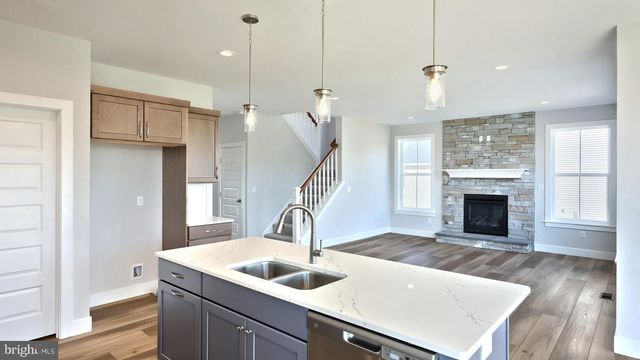 2231 S AUTUMN CHASE DR, Mechanicsburg, PA 17055