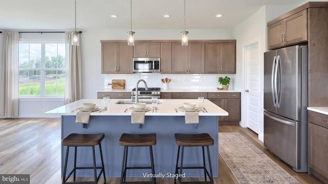 2231 S AUTUMN CHASE DR, Mechanicsburg, PA 17055