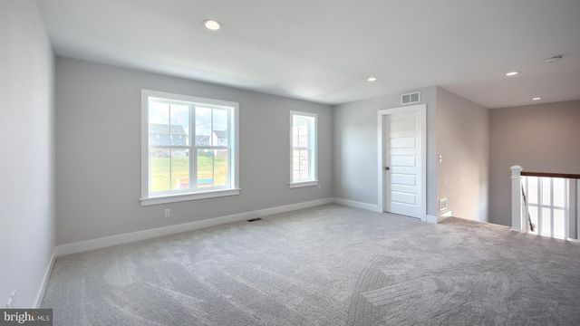 2231 S AUTUMN CHASE DR, Mechanicsburg, PA 17055