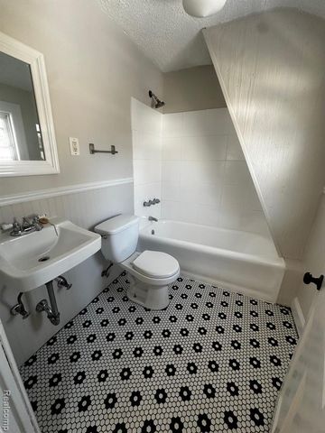 24 Utica Road, Pontiac, MI 48341