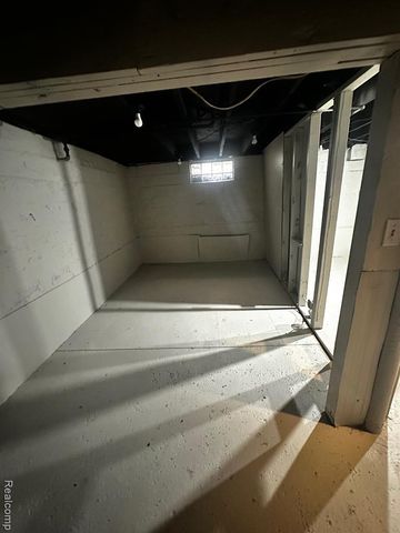 24 Utica Road, Pontiac, MI 48341