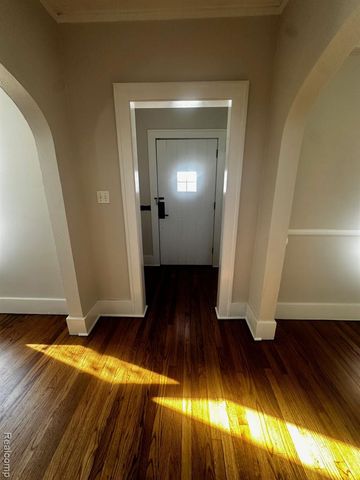 24 Utica Road, Pontiac, MI 48341