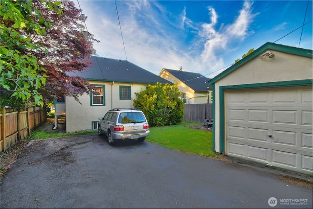 7818 NE Lake City Way NE, Seattle, WA 98115