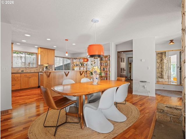 2345 Ne RIDGEWOOD Dr, Portland, OR 97212
