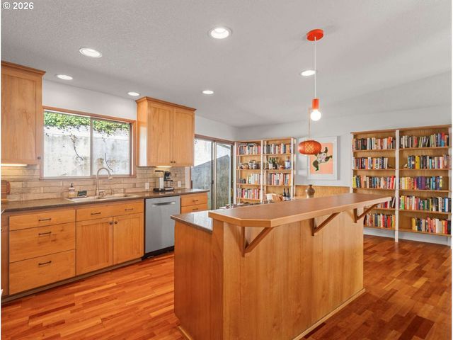 2345 Ne RIDGEWOOD Dr, Portland, OR 97212