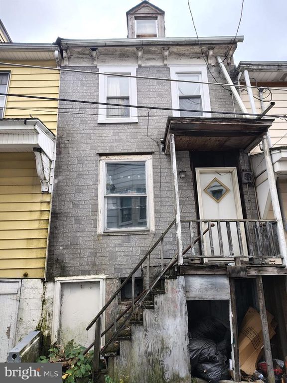 412 W NEW YORK ST, Shenandoah, PA 17976