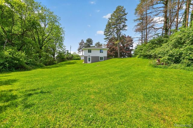 1976 Kathy Drive, Hamburg Township, MI 48189