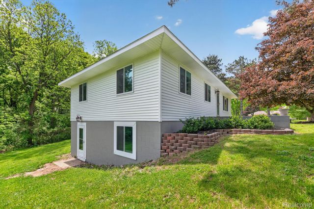 1976 Kathy Drive, Hamburg Township, MI 48189
