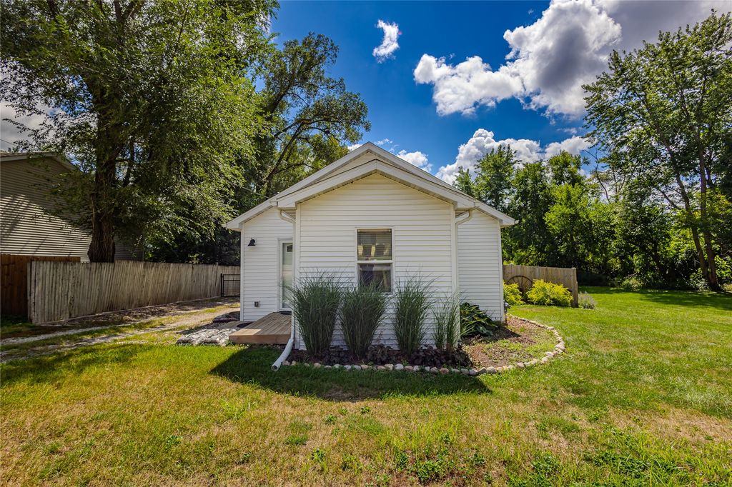 1881 E Marion Street, Des Moines, IA 50320
