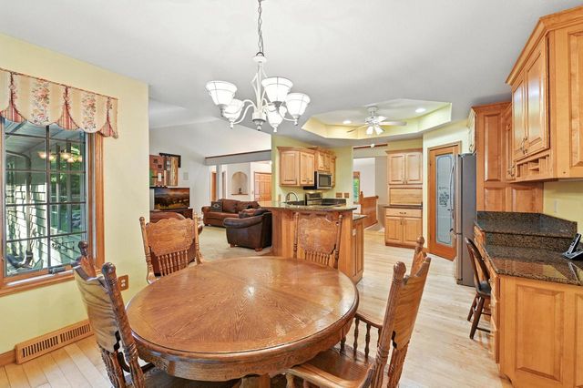 520 Bayberry LANE, Slinger, WI 53086