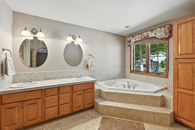 520 Bayberry LANE, Slinger, WI 53086