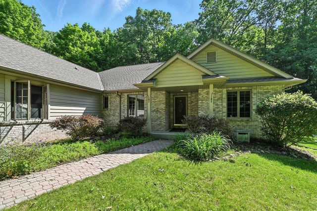 520 Bayberry LANE, Slinger, WI 53086