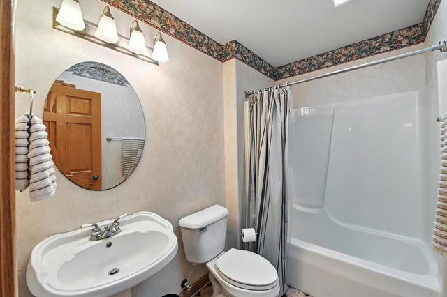 520 Bayberry LANE, Slinger, WI 53086