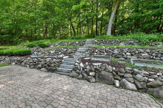 520 Bayberry LANE, Slinger, WI 53086