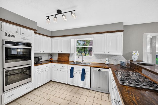 97 Panorama Drive, Panorama Village, TX 77304