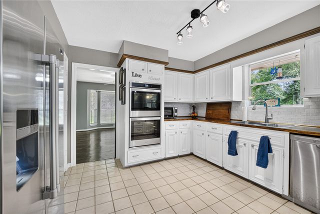 97 Panorama Drive, Panorama Village, TX 77304