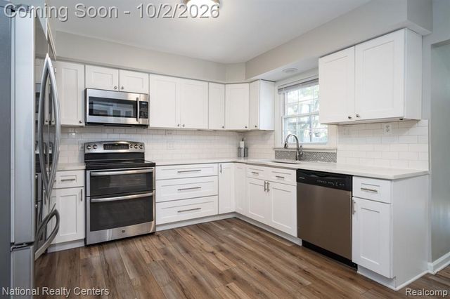 1061 Truwood Drive, Rochester Hills, MI 48307