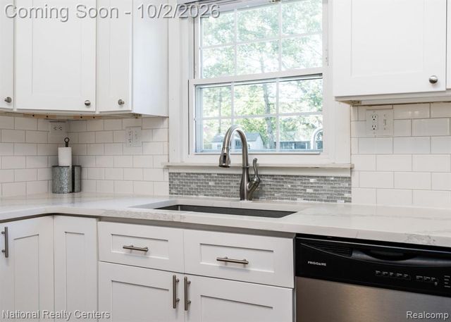 1061 Truwood Drive, Rochester Hills, MI 48307