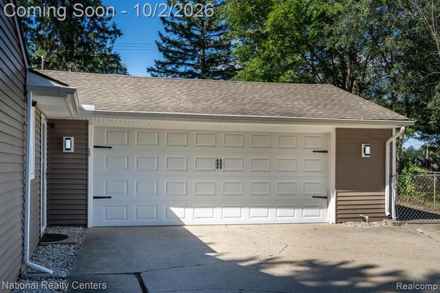 1061 Truwood Drive, Rochester Hills, MI 48307
