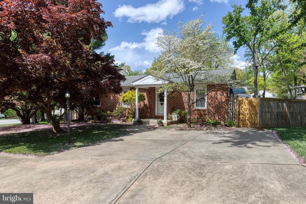 Image 2 of property listing at 2608 BRADWELL CT, Parkville, MD 21234