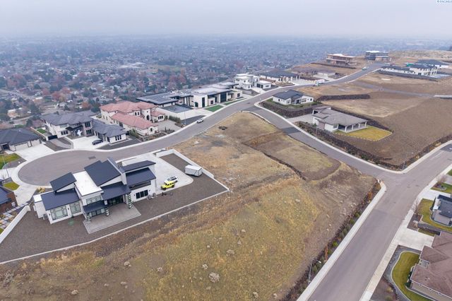 7037 W 22nd Ave, Kennewick, WA 99338