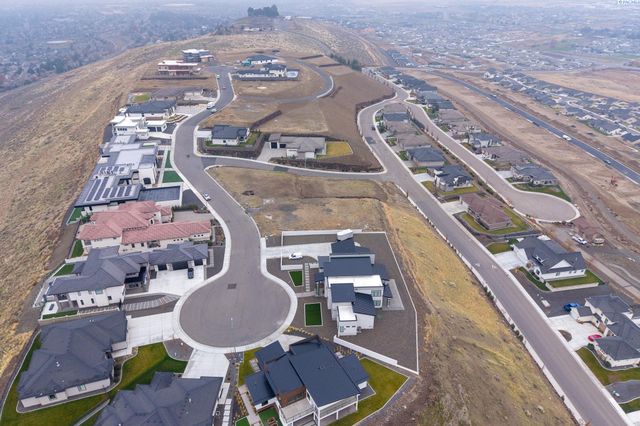 7037 W 22nd Ave, Kennewick, WA 99338