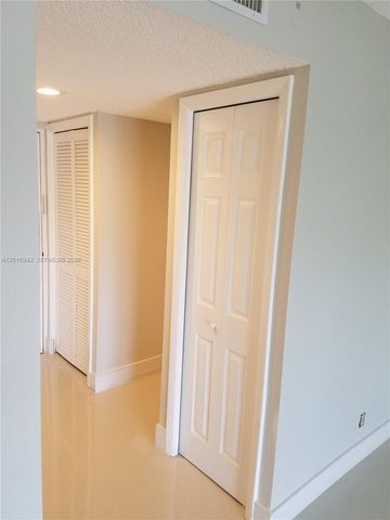 220 Lakeview Dr 206, Weston, FL 33326