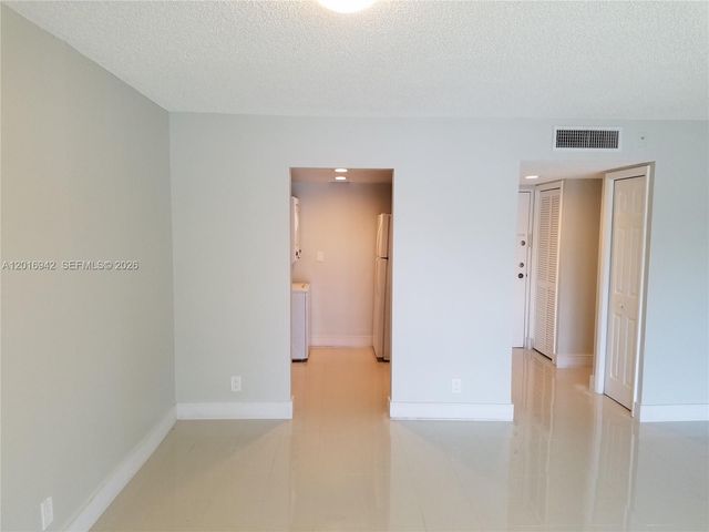 220 Lakeview Dr 206, Weston, FL 33326