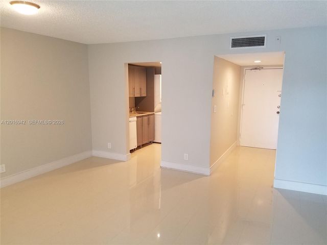 220 Lakeview Dr 206, Weston, FL 33326