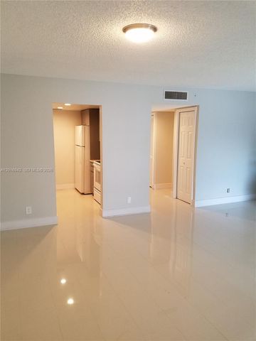 220 Lakeview Dr 206, Weston, FL 33326