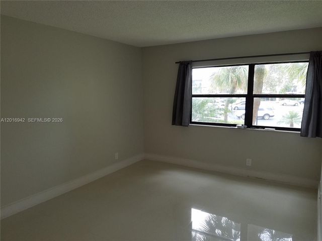 220 Lakeview Dr 206, Weston, FL 33326
