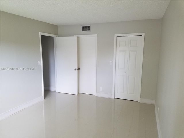 220 Lakeview Dr 206, Weston, FL 33326