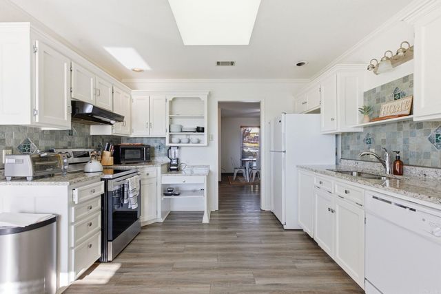 30 Summerland Ct, Little Rock, AR 72227