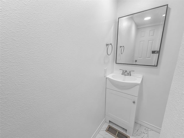 106 Silveroaks Street, Gun Barrel City, TX 75156