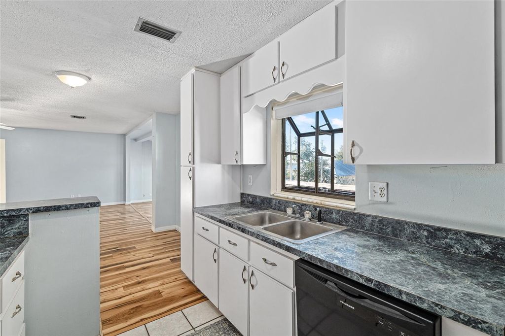 Image 11 of property listing at 10577 SE 101ST AVENUE ROAD, Belleview, FL 34420