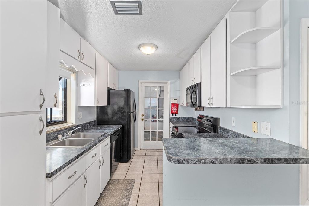 Image 10 of property listing at 10577 SE 101ST AVENUE ROAD, Belleview, FL 34420