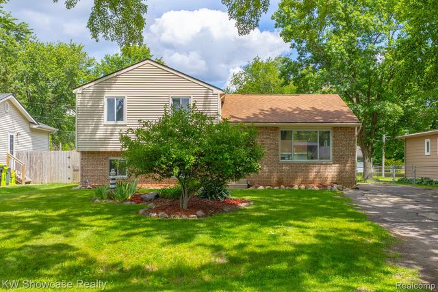 3412 W Clarice Avenue, Highland Charter Township, MI 48356