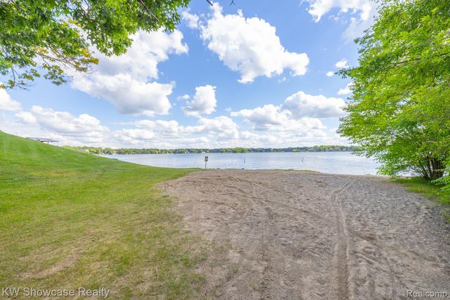 3412 W Clarice Avenue, Highland Charter Township, MI 48356
