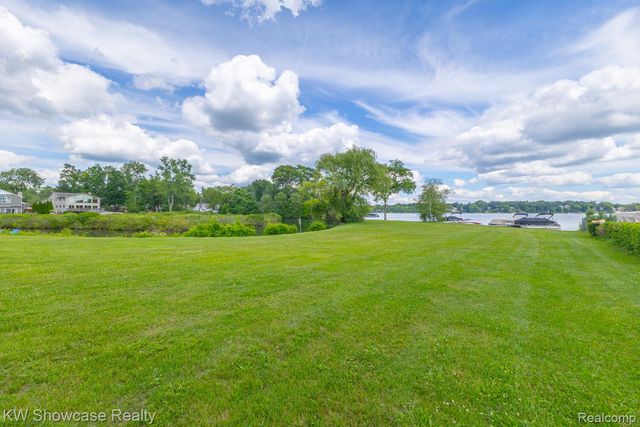 3412 W Clarice Avenue, Highland Charter Township, MI 48356
