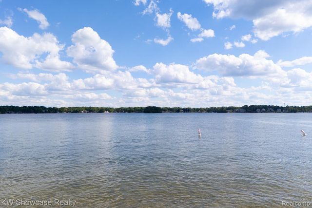 3412 W Clarice Avenue, Highland Charter Township, MI 48356
