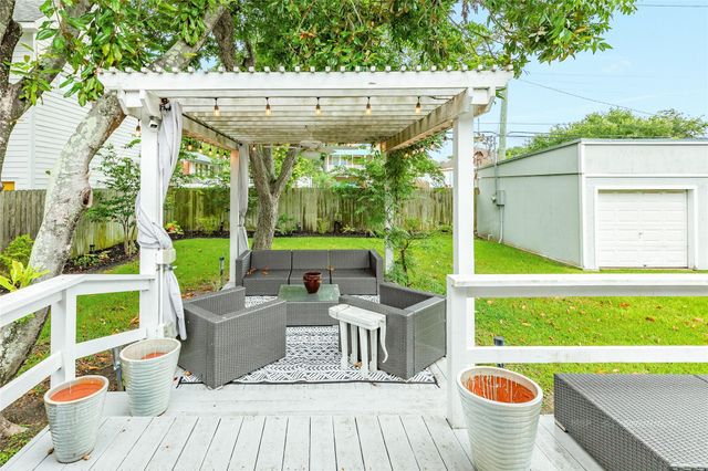 4824 Crockett Boulevard, Galveston, TX 77551