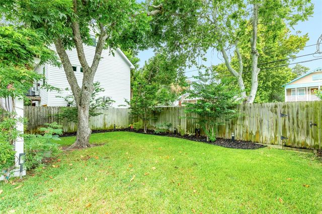 4824 Crockett Boulevard, Galveston, TX 77551