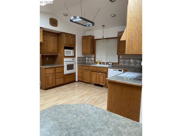 2850 RIVIERA Ct, Springfield, OR 97477