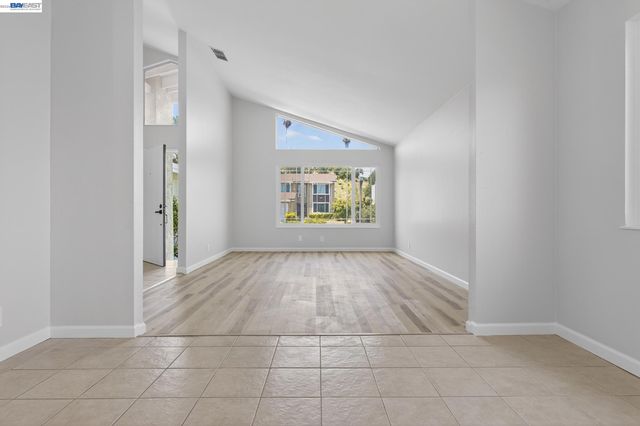 247 Sparrow Dr, Hercules, CA 94547