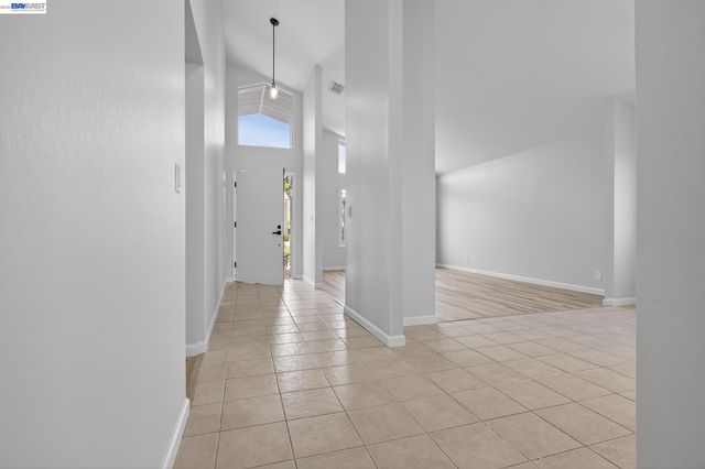 247 Sparrow Dr, Hercules, CA 94547